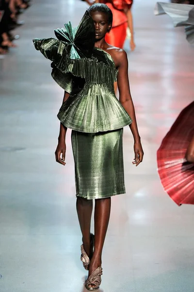 Look 32